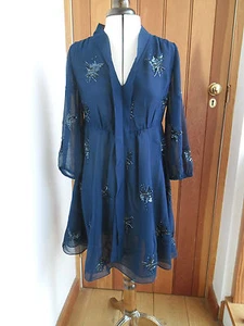 FROCK & FRILL BLU NAVY FLOATY BABY DOLL MINI ABITO PAILLETTES 8 10 CRAVATTA COLLO NUOVO CON ETICHETTE - Foto 1 di 4