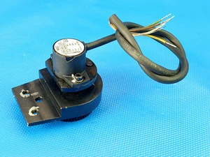 Sensor giratorio Novotechnik RSC 2801-636-112-201 B/N 185094/023 - Imagen 1 de 4