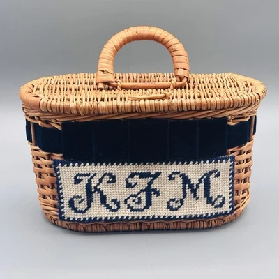Bolso de mano cesta de mimbre punta de aguja monograma azul terciopelo cinta ribete de colección Portugal Foto 1 de 4