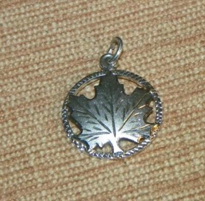Hoja de arce vintage en disco abierto corte diamante BONITO dije de plata de ley #18o - Imagen 1 de 1