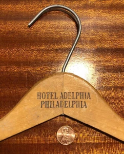 Vintage Antik Holz Werbung Kleiderbügel Hotel Adelphia Philadelphia Pa - Bild 1 von 6