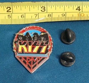 Spilla da bavero 2023 KISS Army Fan Club socio ufficiale esclusiva iscrizione - Foto 1 di 4