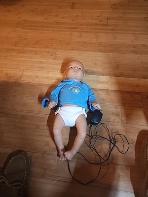 Realityworks Real Care Baby II-Plus Caucasion Boy con ropa, Power Pack COMO ESTÁ Foto 1 de 4