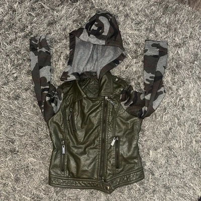 Chaqueta JouJou Mujer Pequeña Imitación Cuero Camuflada Con Capucha Moda Hipster Foto 1 de 4