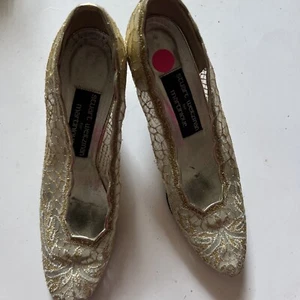 Stuart Weitzman Neiman Marcus Vtg Silver Lace Kitten Wedding Shoes 7 - Picture 1 of 5