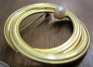 Double Rings Circle Lapel Pin Brooch Gold Clad Imitation Pearl Unmarked - Picture 1 of 3