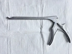 Aesculap FF718 Kerrison Rongeur 90 Grad, nach oben Standard Fußplatte 2 mm 18 cm - Bild 1 von 7