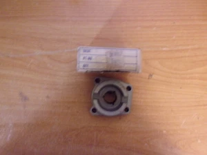 387067 CARCASA FUERABORDA Y SELLO ORIGINAL OEM JOHNSON EVINRUDE VER DETALLES PARA AJUSTE - Imagen 1 de 4