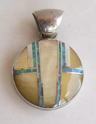 Colgante Redondo Piedra Esterlina Incrustación Geométrica Ópalo Turquesa Marcado SM .75 in D Foto 1 de 3