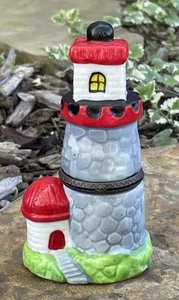 ✅K's Collection 4.75" Gris y Rojo Faro Figura Bisagras Caja Baratija - Imagen 1 de 10