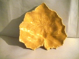 BORDALLO PINHEIRO YELLOW MAJOLICA GRAPE LEAF DISH PLATE 7" MADE IN PORTUGAL - Picture 1 of 9