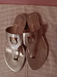 Salvatore Ferragamo Women's Enfola Thong Sandals Size 6 1/2 C Metallic Gold - Picture 1 of 5