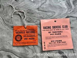 LOTE DE 2 PERMISOS DE PIT DE GRAN PREMIO 1965 POCO COMUNES PASE ORIGINAL SCCA PIT CREW CARRERAS DE CARRETERA - Imagen 1 de 5
