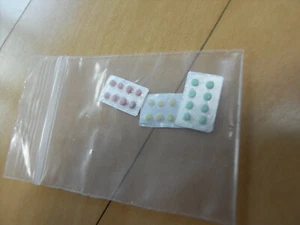 Paquete de 3 blísteres a medida escala 1/6 de 8 pastillas (rojo, amarillo y azul) 24 pastillas - Imagen 1 de 7