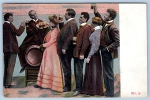 POSTAL ANTIGUA PRE-PROHIBICIÓN DE HOMBRES Y MUJERES DE 1910 HACIENDO FILA EN EL BARRIL DE CERVEZA - Imagen 1 de 2