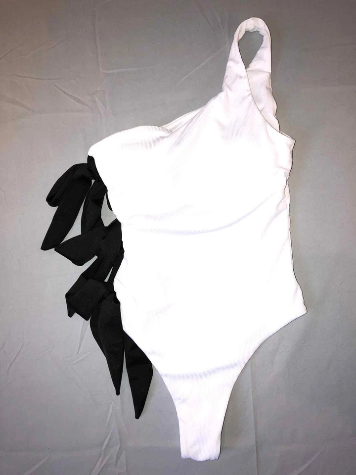 Impresionante traje de baño brasileño nuevo con etiquetas con marco en A 1 pieza blanco con 3 corbatas anchas negras Foto 1 de 4