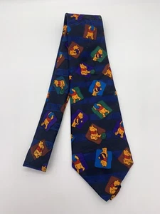 TRAJE EJECUTIVO DE DIBUJOS ANIMADOS WINNIE THE POOH EN CUADRADOS en CORBATA DE POLIÉSTER AZUL MARINO - Imagen 1 de 5