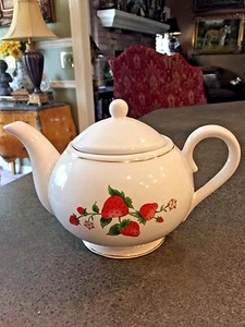 Tetera de porcelana de colección Teleflora con fresas con floral como nueva - Imagen 1 de 6