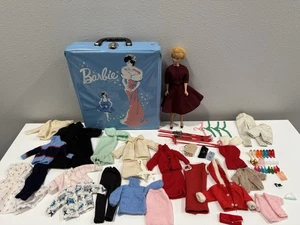 VINTAGE 1958 BUBBLE CUT BARBIE PUPPE MIT BLAUEM ETUI & KLEIDUNG KONVOLUT - Bild 1 von 22