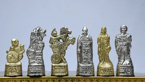 Juego combinado de piezas de ajedrez y tablero de lujo de metal latón en oro brillante y color plata - Imagen 1 de 10