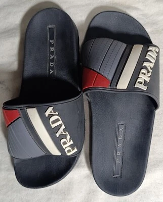 Toboganes Prada Unisex Linea Rossa Logo Repujado junto a la piscina Talla EE. UU. 6,5 Reino Unido 5 Foto 1 de 4