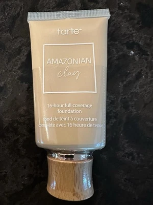 Tarte Amazonian Clay 16 hr base cobertura total 32S areia média NOVO LACRADO - Imagem 1 de 4