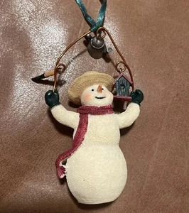 Schneemann Ornament mit Gartenschaufel, Vogelhaus & Gießkanne - Bild 1 von 4