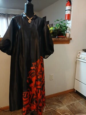 Vestido camisero de poliéster con cuello en V para mujer color liso con estampado de rosa roja - Usado Foto 1 de 3