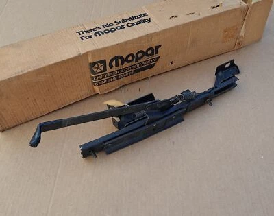 1981-1983 Dodge Aries Plymouth Reliant новый из старых запасов MoPar Левая Регулировка СИДЕНЬЕ-ДИВАН ТРЕК - Изображение 1 из 4