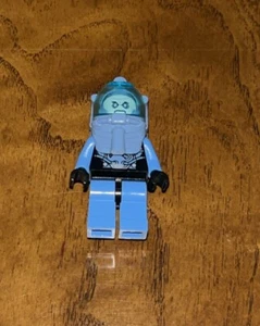 Lego DC Comics: MR. FREEZE Minifigure w/ Headgear Medium Blue from 76000 - Picture 1 of 3
