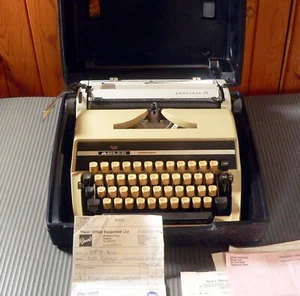 1976 Working ADLER Gabriele 25 Portable Typewriter Hard Case Original Receipt - Picture 1 of 8