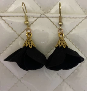 So Cute Black floral Drop earrings gold tone Black - Picture 1 of 2