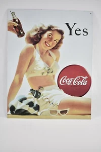 Coca-Cola Coca-Cola [Sí] - Traje de baño blanco - Reproducción publicitaria Letrero de lata retro - Imagen 1 de 3