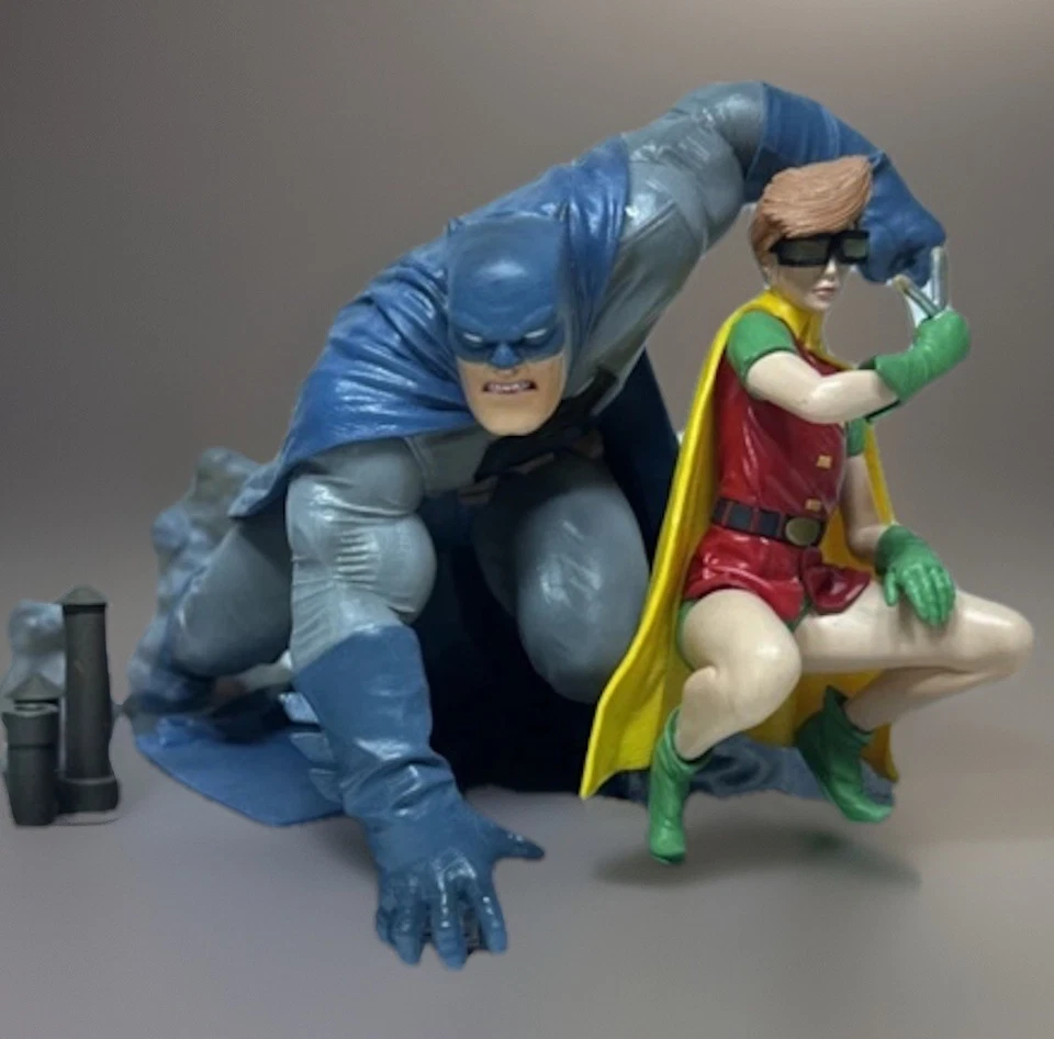 DC Gallery 9 Inch Statue Figure Dark Knight Returns - Batman & Carrie