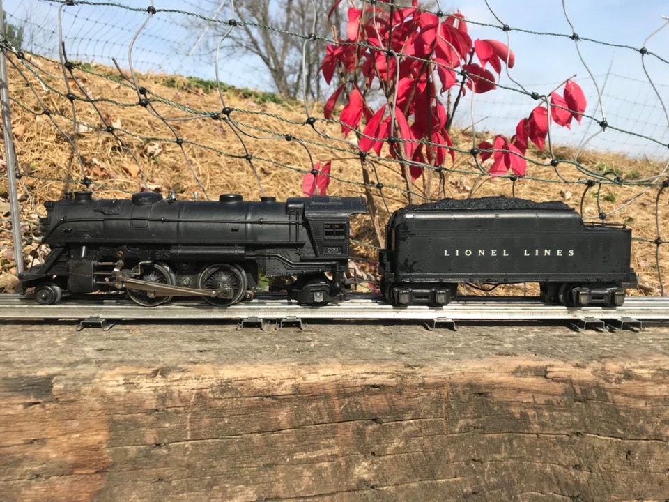 Lionel Prewar 229 Engine with 2666W whistle tender - Image 1 of 4