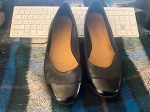 Clark’s ladies black slip on shoes size 6 - Picture 1 of 3