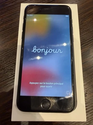 Apple iPhone 7 32GB Unlocked Smartphone - Image 1 of 4