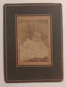 Fotografía antigua con tarjeta de gabinete de bebé - Irving Adams - Imagen 1 de 3