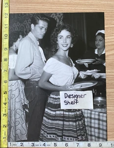 Libro de fotografía de fiesta de Elizabeth Taylor Nicky Hilton Arlene Dahl y Fernando Lamas - Imagen 1 de 2
