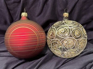 Two (2) Vintage Italian Made 3 1/4” Round Ornaments No Chips Or Cracks - Picture 1 of 8