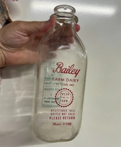 Vtg Bailey Farm Dairy St. Louis Mo Milk Bottle One Quart Glass Red & Green - Picture 1 of 7