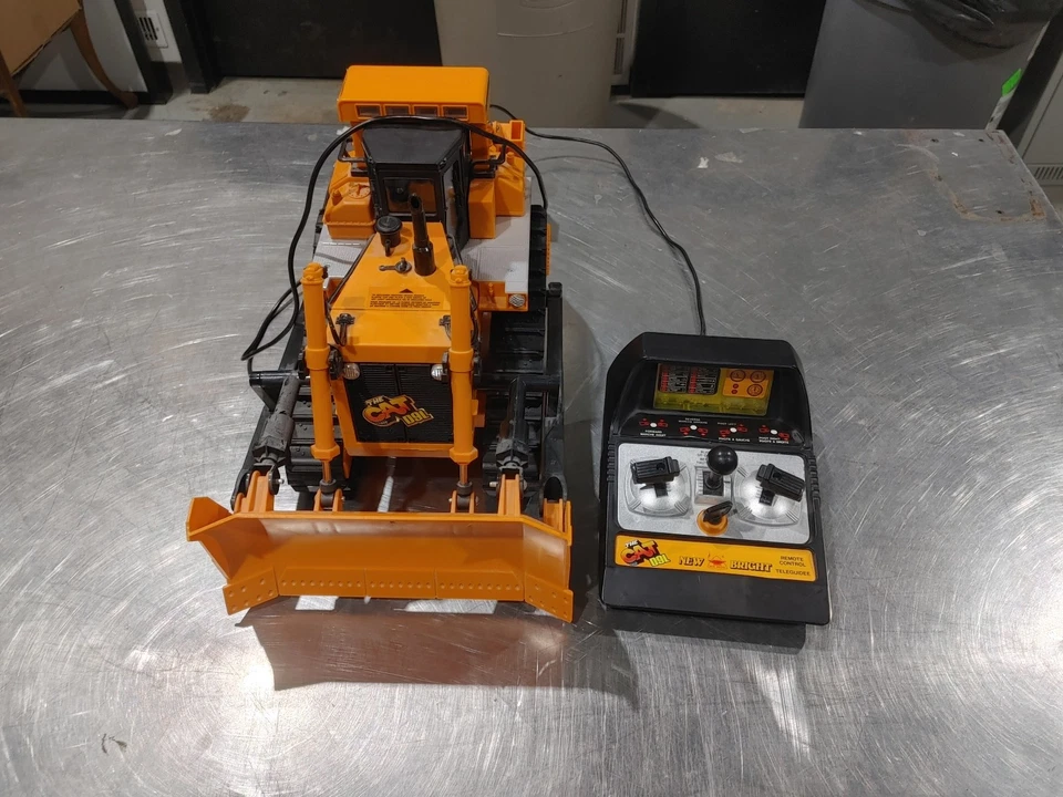 Good Condition New Bright The Cat D9L Remote Control Bulldozer Tested Working - Image 1 of 4