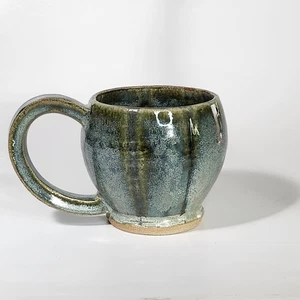 Taza de cerámica Studio Art Pottery hecha a mano azul verde esmalte por goteo agrietado firmada - Imagen 1 de 12