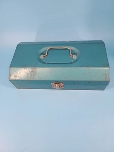 Caja de herramientas de metal verde azulado con tapa con bisagras mango oxidado y primitivo 10,75" L 2 compartimentos - Imagen 1 de 7
