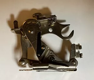 Pieza de máquina de coser con volantes ajustable Singer 1261 usada - Imagen 1 de 10