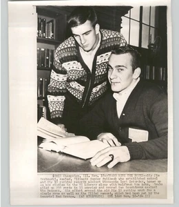 Foto de prensa ILLINOIS College FÚTBOL Fullback Jim Grabowski Studies 1964 - Imagen 1 de 2