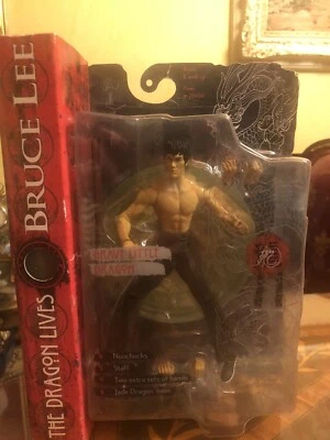 Брюс Ли Дракон Живет ХРАБРЫЙ МАЛЕНЬКИЙ ДРАКОН Вариант с Закрытым Ротом Новый в коробке  - Изображение 1 из 4