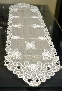 Classic White Floral Table Runner - Bild 1 von 4