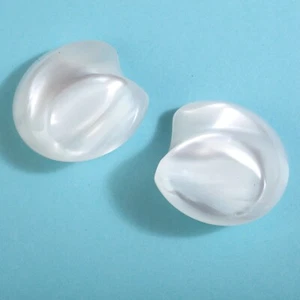 Paar Ohrclips Clips weiß Plastik Welle leicht Modeschmuck Vintage Schmuck Clip - Bild 1 von 3