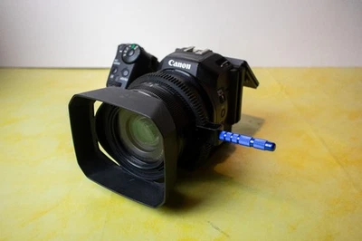 Canon XC10 mit großem Zubehörpaket - Bild 1 von 4